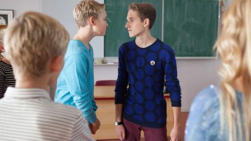 Schloss Einstein (893) | Rechte: Kika Zwei Jungen in einem Klassenraum schauen sich kampfeslustig an.