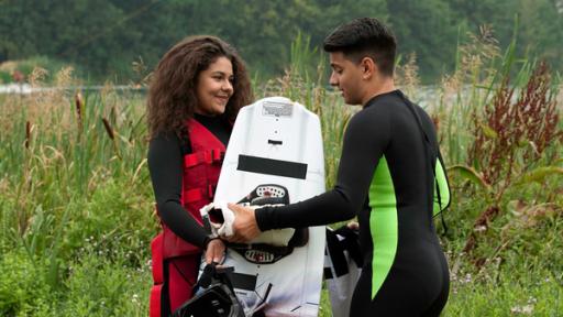 Daphne (Johna Fontaine) himmelt Orkan (Flavius Budean) beim Wakeboardausflug an.