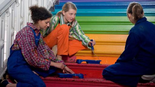 Kathi sieht sich selbst als Retterin von Einstein und nervt damit Pippi. Henk und Finn sind sich nicht darüber bewusst, welchen besonderen Fund sie auf dem Dachboden gemacht haben. Lejla fühlt sich von Jannis zurückgewiesen.  