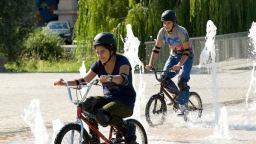Kinder auf Fahrrädern