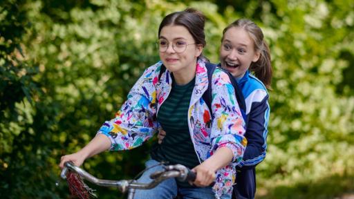 Schloss Einstein (1015) | Rechte: Kika Zwei vergnügte Mädchen auf einem Fahrrad.