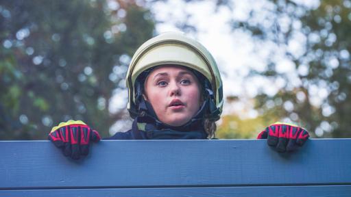 Schloss Einstein F 1100 | Rechte: MITTELDEUTSCHER RUNDFUNK Jugendliche mit Helm und Handschuhen schaut über eine Bretterwand