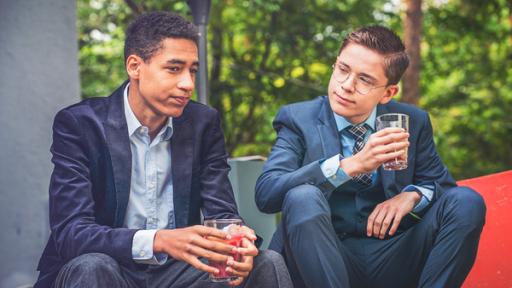 zwei Jugendliche mit Cocktailglas