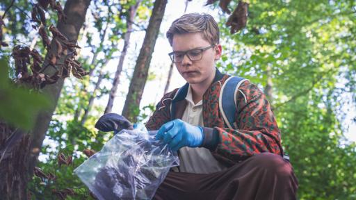 Schloss Einstein F 1096 | Rechte: MITTELDEUTSCHER RUNDFUNK Jugendlicher mit Plastiktüte in der Hand im Wald