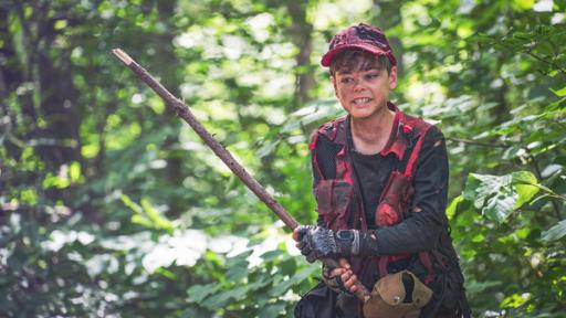 Hugo (Lennox Dreer) stellt sich vor, wie es ist, als "Jake Jupiter" im Wald auf sich allein gestellt zu sein.