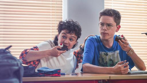 Schloss Einstein Staffel 28, Folge 1083 "Recht und Gerechtigkeit" Trotz Kuchen im Unterricht ist Joshua (Georg Trappe, re.) maximal genervt von Tahmina (Janisa Glasow, li.).