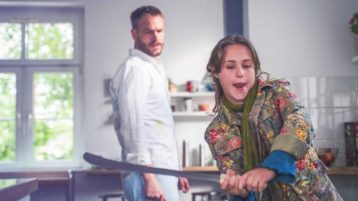 Schloss Einstein Staffel 28, Folge 1081"Einfach Überleben" Frida (Elma Heß, re.) ist immer noch sauer, dass Herr Hauser (Frederic Heidorn, li.) ihr geliebtes Schnitzmesser abgenommen hat. Sie findet, er übertreibt maßlos, denn es handelt sich ja nicht um ein Schwert!