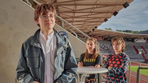 Schloss_Einstein_1044 | Rechte: MITTELDEUTSCHER RUNDFUNK Junge in einem Stadion vor zwei Mädchen