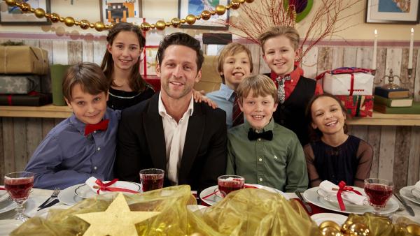 Alex will mit den Kindern ein echtes Festmahl zaubern. Der Deal: Zuerst wird gekocht, dann gibt es die Geschenke.