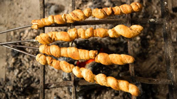 Stockbrot, ganz einfach zubereiten! | Rechte: ZDF/ORF/René Rothkopf