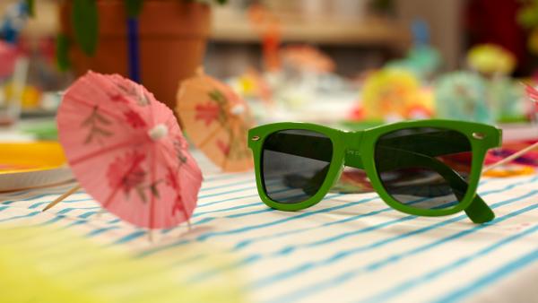 bunte Schirmchen und Sonnenbrille auf einem Tisch