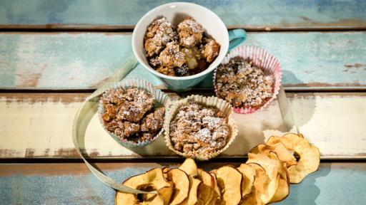 Apfel-Streusel-Törtchen und Apfelringe | Rechte: ZDF/Rothkopf Rene Heute backen Fernsehkoch und Moderator Alexander Kumptner und die Koch-Kids unter anderem Apfel-Ringe und Apfel-Streusel-Törtchen.