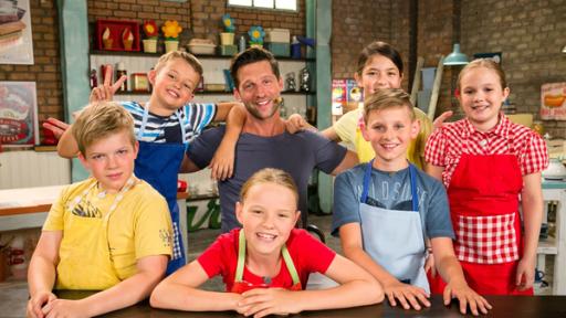Rechte: ZDF//Rothkopf Rene Fernsehkoch und Moderator Alexander Kumptner zeigt den Koch-Kids verschiedene Gerichte mit Bananen.
