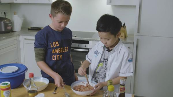 Christian hat seinen Freund Luis zum chinesischen Mondfest eingeladen. Beide backen zusammen Mondkuchen.