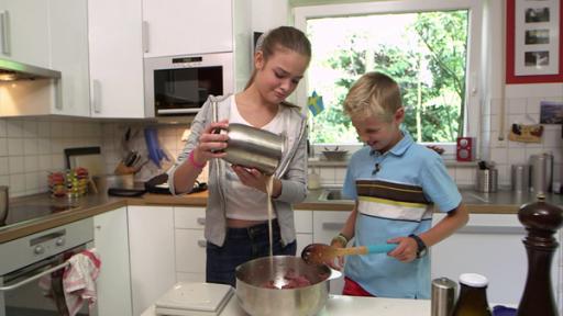zwei Kinder kochen gemeinsam | Rechte: SWR, SWR, SWR zwei Kinder kochen gemeinsam