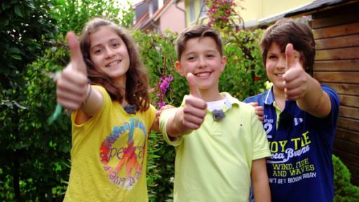 Laura, Jonathan und Alessandro zeigen einen Daumen hoch!
