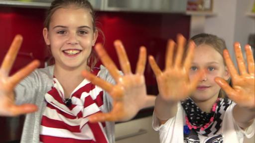 Antonia und Anouk kochen mexikanische Fajitas.