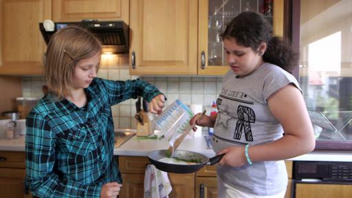 Caitlin kocht schweizer Schinkengipfeli und Rüeblisalat.
