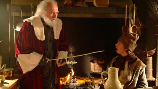 Kräutergreis Gerlach (Achim Wolff, li.) probt seinen ersten Auftritt als Weihnachtsmann. Der Dorfjunge Matthes (Timmi Trinks, re.) soll sein erstes Opfer werden.