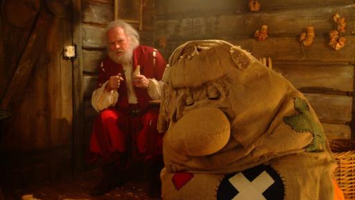 Beutolomäus (Alexis Krüger, re.) und der Weihnachtsmann (Achim Wolff, li.) wurden von Gerlach im Raum der Geschenke eingesperrt.