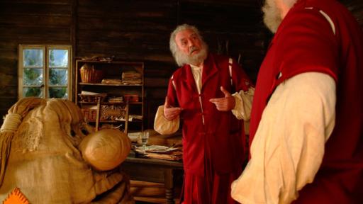 "Ich bin der echte Weihnachtsmann" hört Beutolomäus (Alexis Krüger, li.) gleich zwei Mal. Der Kräutergreis Gerlach (Achim Wolff, Mi.) hat sich in die Hütte des Weihnachtsmannes geschlichen, um dessen Rolle zu übernehmen. Sein Plan scheint zu gelingen.