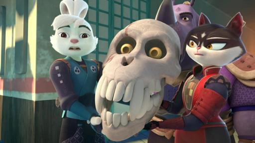 Rechte: ZDF/2022 Usagi Productions LLC. All Rights Reserved Usagi und Chizu halten den Kopf des Skelett-Yokai O-Dokuro. Gen steht hinter ihnen.