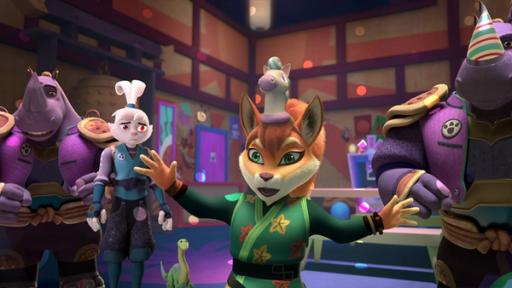 Rechte: ZDF/2022 Usagi Productions LLC. All Rights Reserved Von links nach rechts stehen Gens Schwester, Kitsune, Spot, Usagi und Gen in einem Partyraum. Usagi trägt einen Partyhut auf dem Kopf, während Gen einen Partyhut auf seinem Horn trägt. Usagi hat die Arme freudig zur Seite gestreckt.