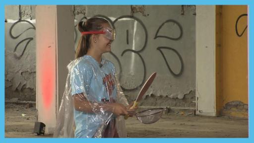 Anna geht als Fängerin an den Start der „Wasserbomben-Challenge“ | Rechte: rbb/Dokfilm Anna geht als Fängerin an den Start der „Wasserbomben-Challenge“ (Quelle: rbb/Dokfilm)