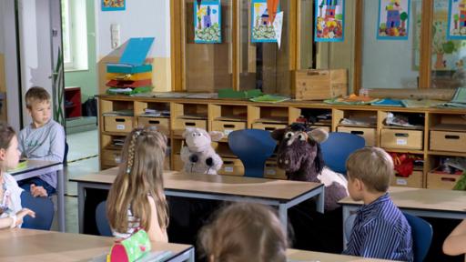 Wolle und Pferd mit Kindern in der Schule.