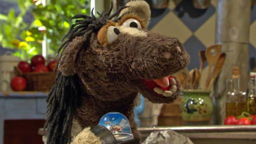 135. Tauschrausch | Rechte: NDR/Sesame Worksthop - Screenshot Pferd hat eine Schneekugel bekommen