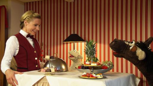 61. Hotelabenteuer | Rechte: NDR - Screenshot Wolle und Pferd essen im Hotel