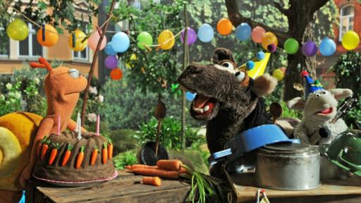 Finchen feiert mit Pferd und Wolle ihren Geburtstag