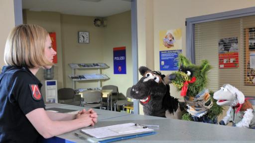 Pferd und Wolle mit Wolf auf der Polizeiwache