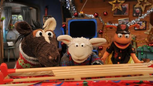2. Weihnachtsgeschenk im Sommer | Rechte: NDR / Uwe Ernst Pferd, Wolle und Finchen haben das Geschenk geöffnet. Es ist ein Schlitten.