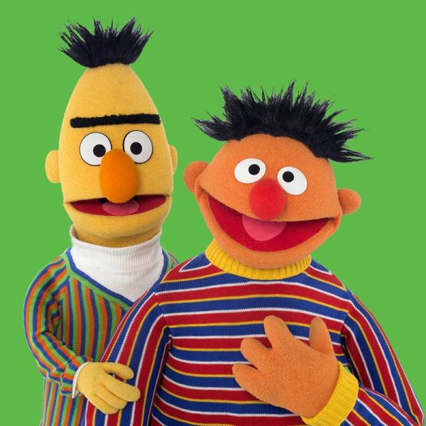 Ernie (r.) hat etwas Wichtiges vergessen: Bert