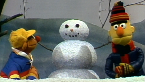 Der frierende Schneemann | Rechte: NDR / Sesame Workshop Ernie und Bert gucken einen Schneemann an
