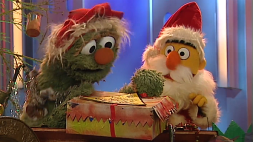Rumpel in Weihnachtsstimmung | Rechte: NDR / Sesame Workshop Rumpel mit Bert als Weihnachtsmann