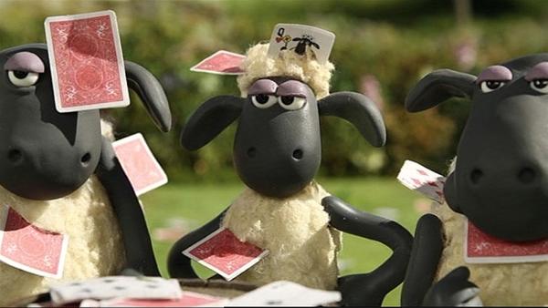 Ein Kartenspiel macht Shaun und den anderen Schafen viel Spaß. Ob das mit rechten Dingen zugeht?