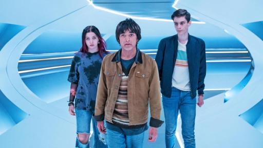 Silverpoint, Staffel 2, Folge 04: Milliarden Lichtjahre entfernt | Rechte: © Zodiak Kids & Family Productions UK Ltd, Stefan Hill In einem hell erleuchteten bläulichen Raumschiffgang laufen Kaz und Louis hinter Jay her. Jay hat einen entschlossenen Blick.