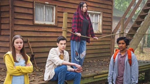 Silverpoint, Staffel 2, Folge 11: Wieder am Anfang | Rechte: © Zodiak Kids & Family Productions UK Ltd Wieder im Wald im Camp-Silverpoint: Die Libellen-Gruppe steht vor einer der Holzhütten und schaut sich verwirrt und skeptisch um.