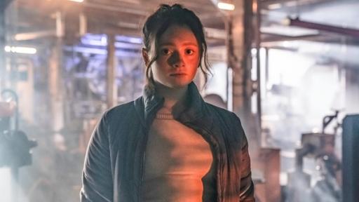 Silverpoint, Staffel 2, Folge 12: Alle 16 Minuten | Rechte: © Zodiak Kids & Family Productions UK Ltd In einer großen Halle, in der eine riesige Plastikplane wie eine Wand gespannt ist: Bea schaut konzentriert nach vorne und hat eine Stoppuhr in ihrer linken Hand.