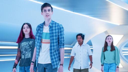 Silverpoint, Staffel 2, Folge 02: Der Weg zum Raumschiff | Rechte: © Zodiak Kids & Family Productions UK Ltd, Stefan Hill Louis und Kaz schauen sich im blausilbrigen Gang des Raumschiffs um. Es folgen ihnen Glen und Meg, die sich ehrfurchtsvoll und staunend umschauen.