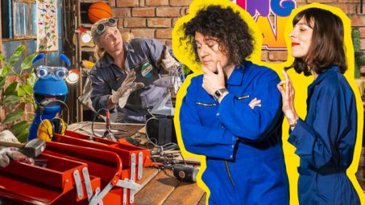 Erfindergeist | Rechte: ZDF Singa und das SingDing werkeln an einem Holztisch mit verschiedenen Werkzeugen und elektrischen Geräten. Beide tragen Schutzbrillen und Singa hat einen grauen Overall und Sicherheitshandschuhe an. Neben dem Tisch stehen Stefanie und Björn von der Band Gorilla Club und schauen interessiert zu.