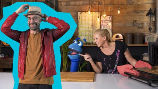 Ich krieg nie genug | Rechte: ZDF Sven van Thom (l.) hält die Hände hoch und schaut in die Kamera. SingDing (m.) und Singa (r.) schauen sich an und lachen. Singa trägt Backhandschuhe und ist dabei, ein Blech mit Keksen aus einem Tischbackofen zu nehmen.