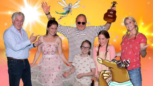 Sonnige Songs | Rechte: MES SingAlarm: Moderatorin Singa mit Rolf Zuckowski, Dieter Faber, Nadine, Maurice und Sophie Sieben im SingAlarm Studio.