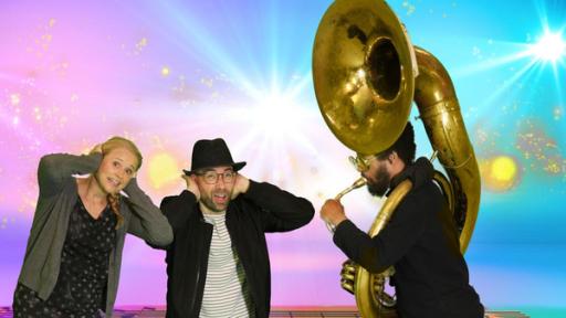 Stink- und Stunksongs | Rechte: ZDF "SingAlarm - Stink- und Stunksongs": Richard von Richards Kindermusikladen und Moderatorin Singa schauen gequält in die Kamera und halten sich die Ohren zu. Der Sousaphonist Matthew steht daneben und spielt das Sousaphon in ihre Richtung.