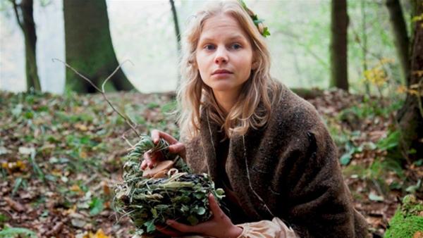 Constanze (Sinja Dieks) lebt jahrelang stumm und einsam im Wald.