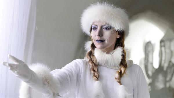 Die Schneekönigin (Linda Zilliacus) verfügt über große Macht.