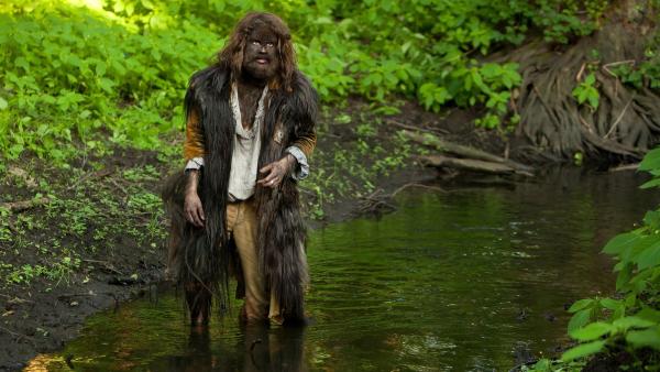 Einsam und von Hunger getrieben, streicht der Prinz Marius (Max Befort) als Bär durch den Wald.
