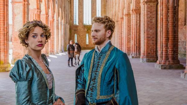 Der Prinz (Lucas Prisor) und die Prinzessin (Jytte-Merle Böhrnsen) bei ihrer ersten Begegnung.
